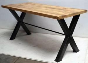 Mesa de madera de mango reciclada con patas de hierro cruzadas.